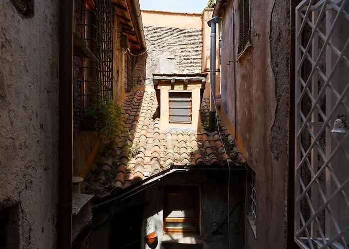 Navona, Old Rome Lodge